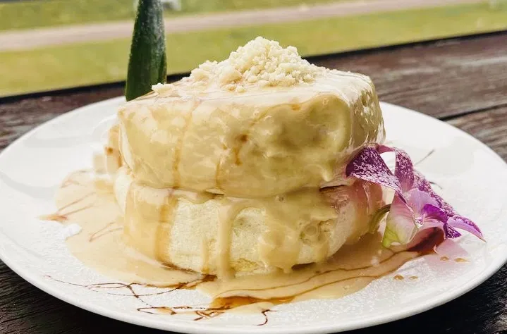マカダミアナッツと黒糖クリームのパンケーキ